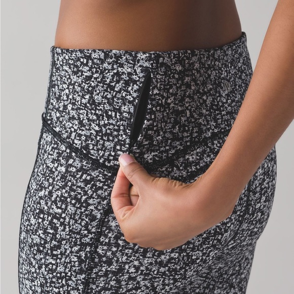 NEW Lululemon Luxtreme Crop. Sole Training Daisy Print.Size 8. New Without Tags. - Picture 3 of 7